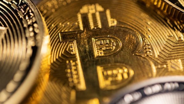 “بيتكوين” تواصل التعافي وتصعد 2.3% بدعم التوصل لإطار اتفاق بين أمريكا وإيران