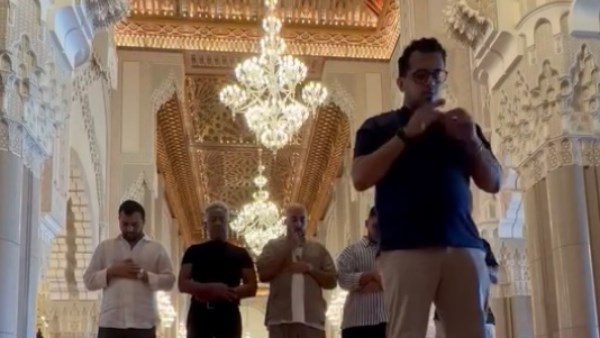نطقَ الشهادتين .. تركي آل الشيخ ينشر فيديو للنجم الأمريكي «إسبوزيتو» أثناء أداء الصلاة