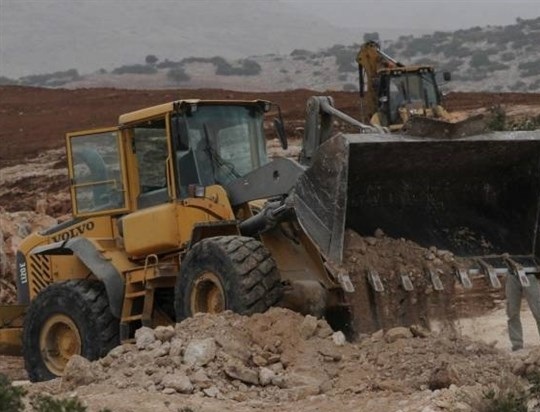 رام الله: الاحتلال يجرف أراض ويقتلع أشجارا في بلدة سنجل