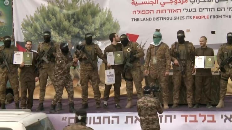 الاحتلال يعلن اغتيال ناشط من غزة “سباعي ابو حسنه”ارتبط اسمه بـ “لقطة القبلة الشهيرة” مع أسير إسرائيلي سابق