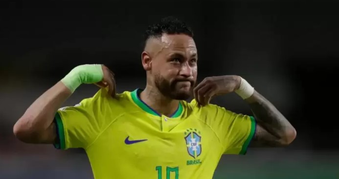 قد يستأنف النجم البرازيلي نيمار، الذي يتعافى من إصابة في ربلة الساق، تدريباته مع منتخب بلاده استعدادا لكأس العالم 2026 الأسبوع المقبل، وذلك قبل أيام معدودة من انطلاق النهائيات المقررة بين 11 حزيران و19 تموز، وفق ما أعلن مدرب الـ”سيليساو” الإيطال