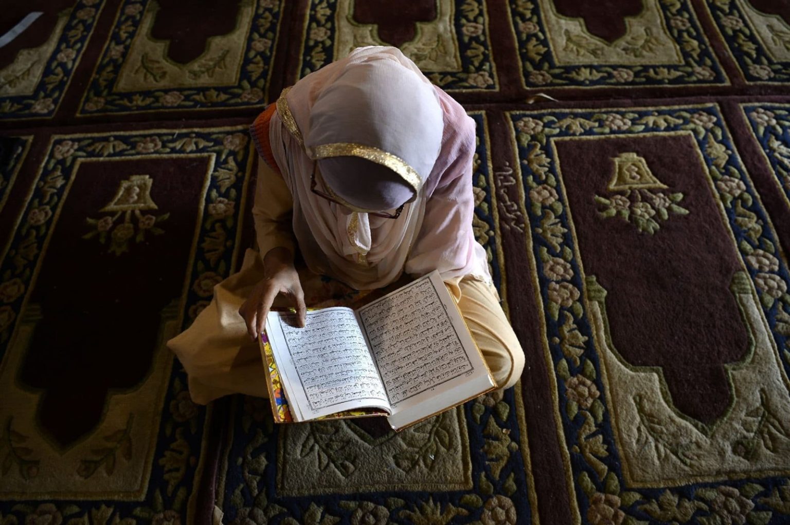 هل قراءة القرآن يصل ثوابها إلى الميت؟.. الإفتاء تحسم الجدل