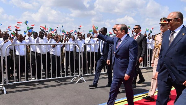 استقبال حافل للرئيس السيسي لدى وصوله إلى دار السلام