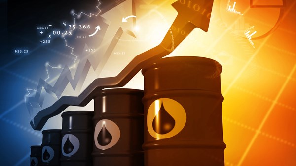 أسعار النفط تقفز 16%.. وخبير يكشف تداعيات التوترات الإقليمية