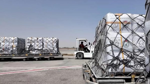 مطار العريش يستقبل طائرة مساعدات إماراتية لصالح الفلسطينيين بقطاع غزة