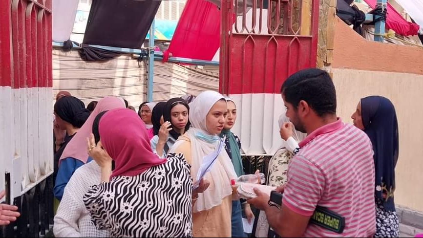 بدقة وحزم .. تفتيش طلاب الثانوية العامة ولجانهم قبل بدء الامتحان اليوم