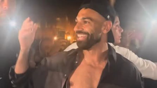 بقميص مفتوح.. محمد صلاح يخطف الأنظار في العلمين بعد العودة من المونديال