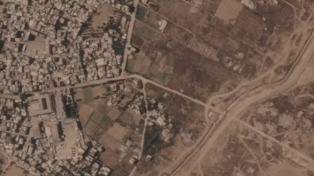 صور أقمار صناعية: إسرائيل تبني حاجزاً يمتد عبر أكثر من نصف قطاع غزة