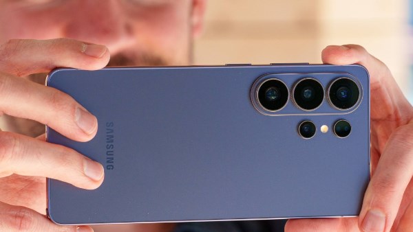 سامسونج تلمح رسميا لمظهر وهيكل جديدين لهاتفها المرتقب Galaxy Z Fold 8