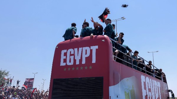 مستنيينكم يا أبطال في 2030.. مشاهد من استقبال منتخب مصر في العلمين الجديدة