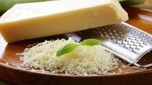 تتفوق على البيض والزبادي.. ماذا يحدث للجسم عند تناول الجبنة البارميزان؟