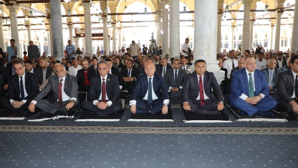 احتفالا بالعيد القومي للعاصمة.. محافظو القاهرة والجيزة والقليوبية يؤدون صلاة الجمعة بمسجد عمرو بن العاص