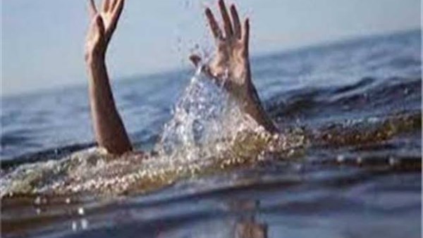 الأم منهارة.. غرق شاب في نهر النيل بـ التبين