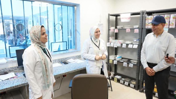 محافظ المنيا يطمئن على انتظام سير العمل بوحدة الأشمونين الصحية بملوى