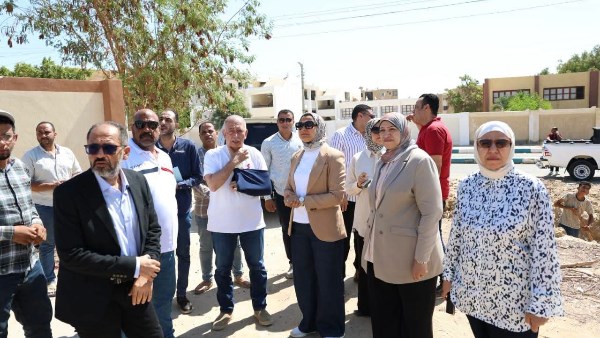 المحافظ تتابع أعمال تطوير موقف الأقاليم الجديد بمدينة الخارجة.. وتتابع أعمال رصف وتوسعة شارع حي طريق الداخلة