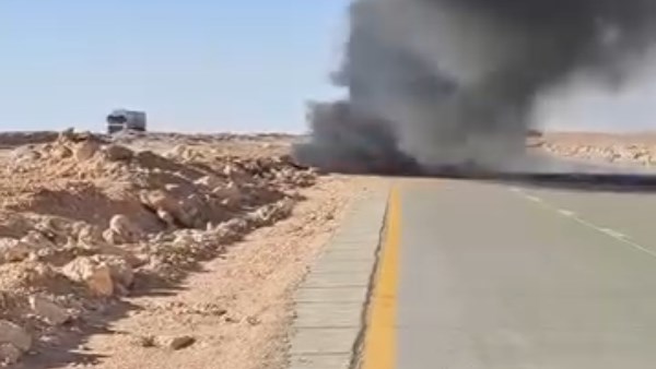 حريق يلتهم سيارة دفع رباعي بعد انقلابها على طريق سيوة – مطروح