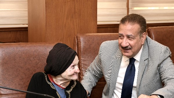 محافظ بورسعيد يستقبل إحدى المتضررات من حريق منزلها ويوجه برفع كفاءة وإصلاح كافة الشقق السكنية جراء حريق عقار بشارع عبادي محافظ بورسعيد يستقبل إحدى المتضررات من حريق منزلها ويوجه برفع كفاءة وإصلاح كافة الشقق السكنية جراء حريق عقار بشارع عبادي