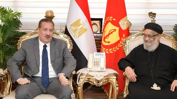 محافظ بورسعيد يستقبل وفد الكنيسة ويؤكد أهمية دور العبادة في ترسيخ قيم المحبة | صور