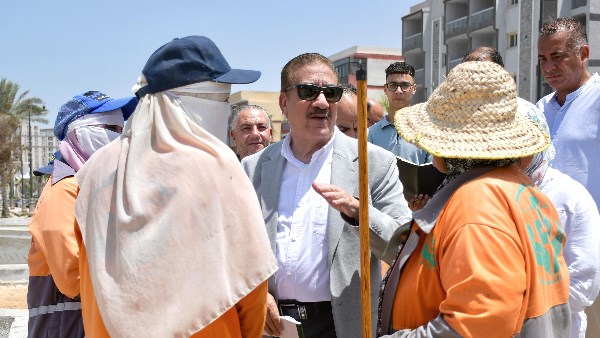 محافظ بورسعيد يوزع كوبونات مواد غذائية على عمال النظافة | صور