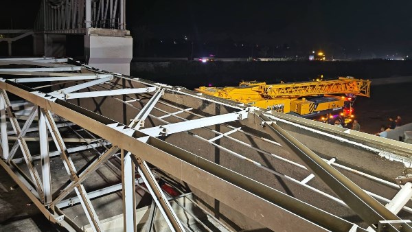 الدفع بأوناش لرفع كوبري مشاة طريق بنها – المنصورة بعد سقوطه