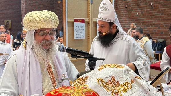 الأنبا أباكير يصلي القداس الإلهي بكنيسة الشهيد مارجرجس في السويد