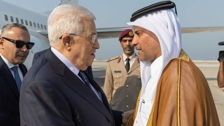 الرئيس يصل قطر ويلتقي الأمير تميم ويعزي بوفاة الشيخ حمد بن خليفة آل ثاني