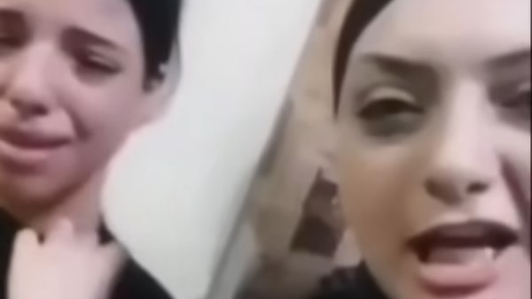 مشهد صادم.. زوجة أب تعتدي على طفلين أمام والدهما دون تدخل