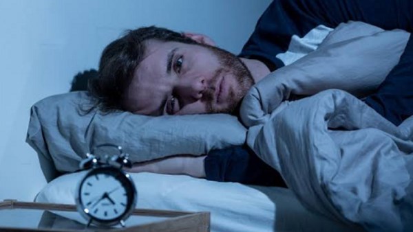 هل تستيقظ مبكرًا رغم السهر؟ أسباب قد تمنعك من الحصول على نوم كافٍ
