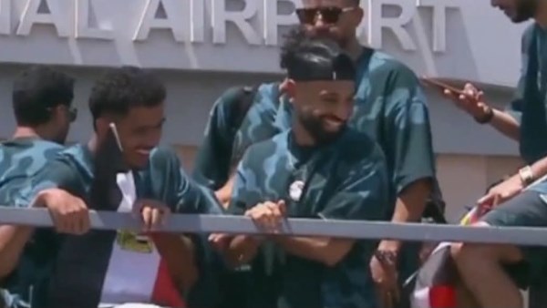محمد صلاح يتقدم أبطال المنتخب للاحتفال مع الجماهير بـ الأداء المشرّف بالمونديال