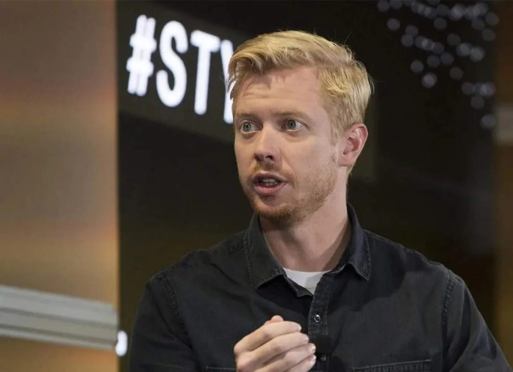 سهم Reddit ينخفض أكثر من 20% وسط جدل حول تأثير ملخصات ذكاء اصطناعي