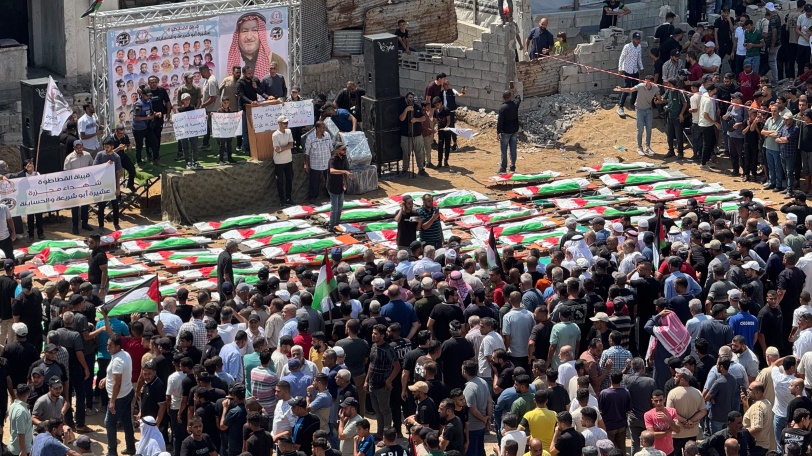 آلاف الفلسطينيين يشيّعون 112 شهيدًا في واحدة من أكبر جنازات الحرب بغزة