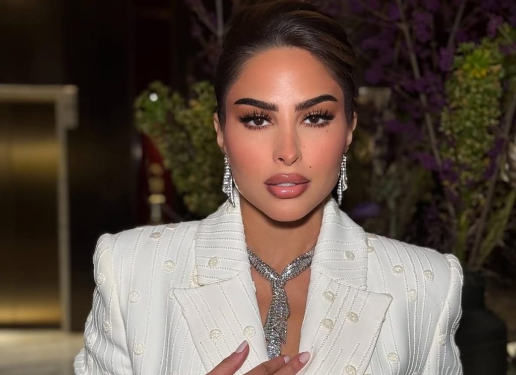 أفكار من مدونة موضة عربية لتنسيق المجوهرات بين الأناقة اليومية والفخامة