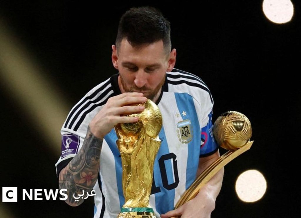 ميسي في مفترق الطرق.. تفكير في الاعتزال بعد وفاة والده