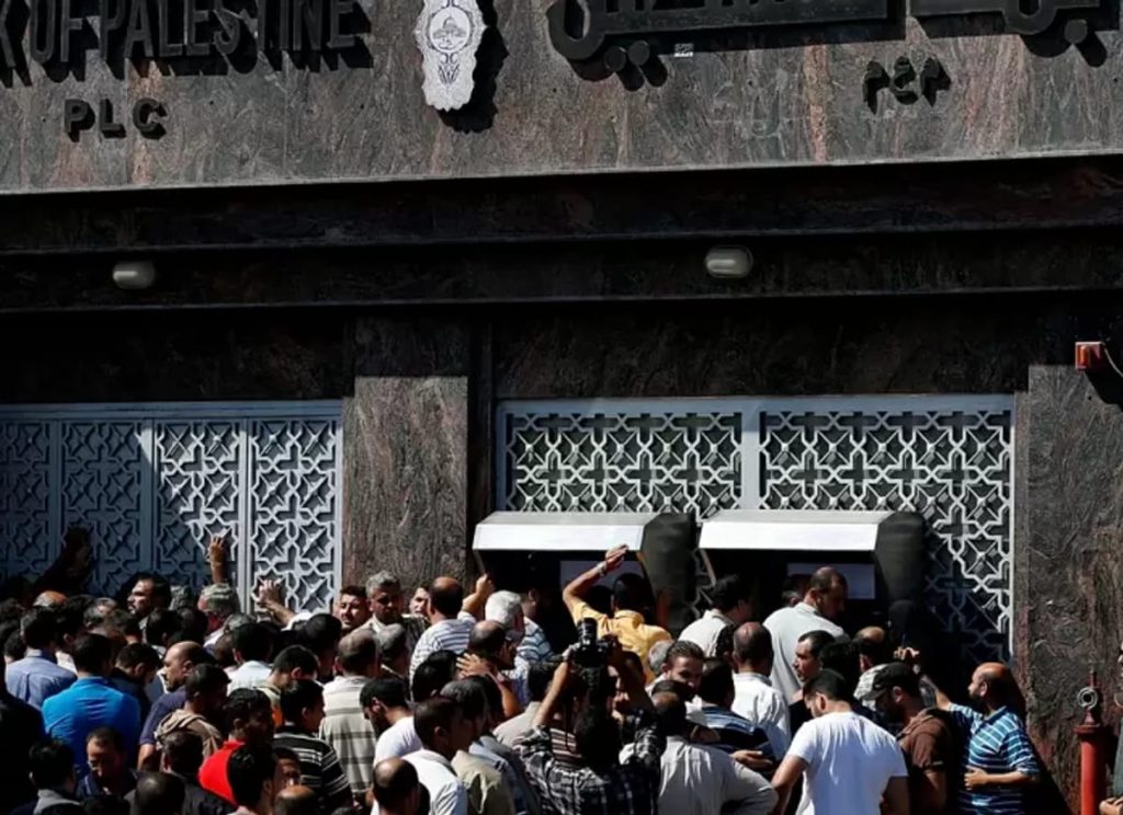 قيود مصرفية تعرقل نشاط التجار في قطاع غزة