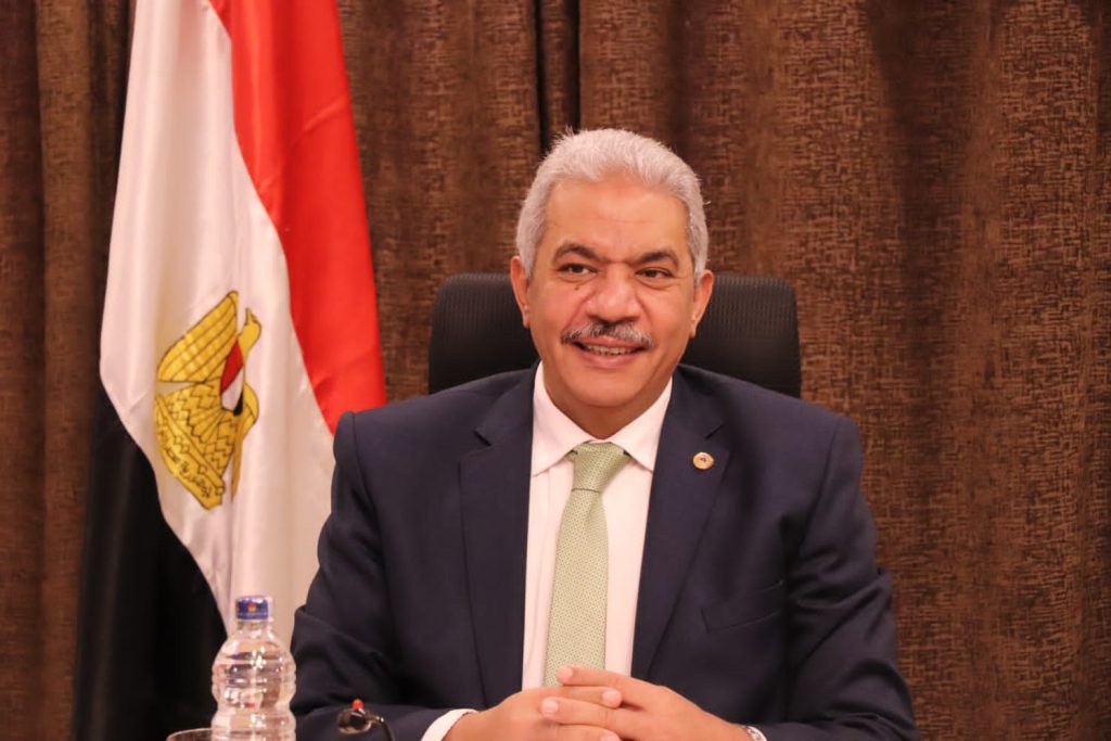رئيس جامعة الأزهر يقرر صرف مكافأة أداء 2000 جنيه لجميع العاملين