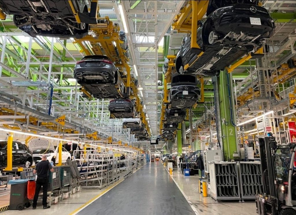 صادرات ألمانيا تتجاوز التوقعات بارتفاع 0.9% في يونيو