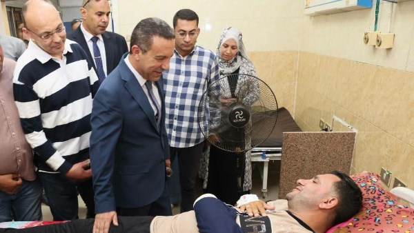 بعد إصابته أثناء العمل.. محافظ المنوفية يزور نائب رئيس حي شرق بمستشفى الجامعة بشبين الكوم للاطمئنان على حالته الصحية