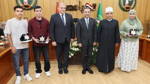 محافظ المنوفية يكرم أوائل الجمهورية الحاصلين على مراكز متقدمة بالثانوية العامة والأزهرية والتعليم الفني.. صور
