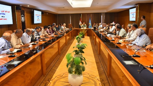 محافظ أسيوط يتابع موقف المشروعات المنتهية بـ