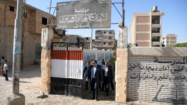 محافظ قنا يعفي مدير ويحيل آخر ووكيل للتحقيق لتردي الأوضاع بالمدارس محافظ قنا يعفي مدير ويحيل آخر ووكيل للتحقيق لتردي الأوضاع بالمدارس