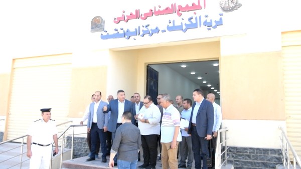 محافظ قنا يحيل رئيس قرية القارة للشئون القانونية لتقاعسه عن تنفيذ قرارات إزالة محافظ قنا يحيل رئيس قرية القارة للشئون القانونية لتقاعسه عن تنفيذ قرارات إزالة