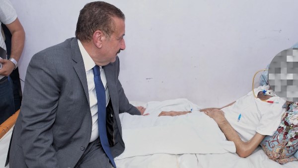 محافظ بورسعيد ينتقل إلى منزل مواطن طريح الفراش ويوجه بتوفير الرعاية والدعم العاجل