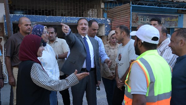 محافظ بورسعيد يلتقي عددا من المواطنين خلال جولاته الميدانية بأحياء الزهور والعرب