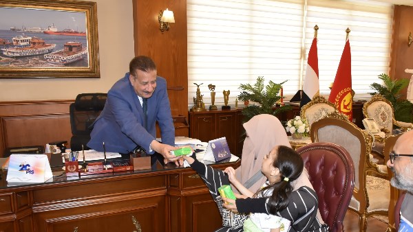 محافظ بورسعيد يستجيب لاستغاثة أسرة فريدة ويوجه بتوفير العلاج والتأهيل وصرف مساعدة مالية