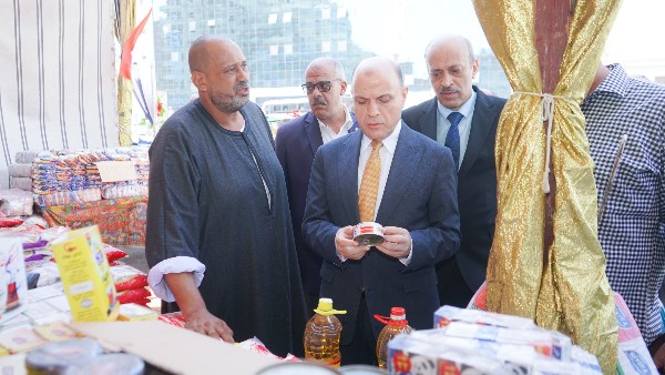 محافظ الغربية في جولة مفاجئة بسوق اليوم الواحد بسبرباي لمتابعة التخفيضات