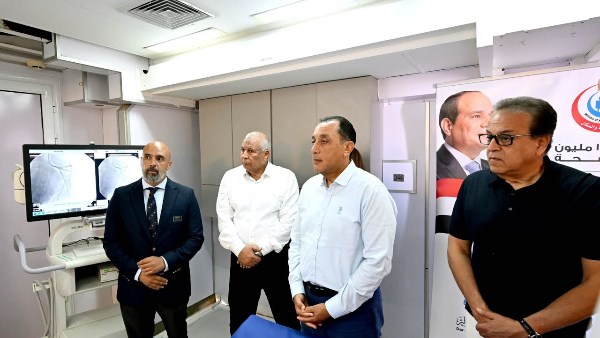 مدبولي يتفقد أول وحدة قسطرة قلب متنقلة بمستشفى رأس الحكمة