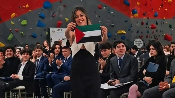 ابنة الرئيس الكولومبي ترفع العلم الفلسطيني خلال حفل تخرجها في كولومبيا