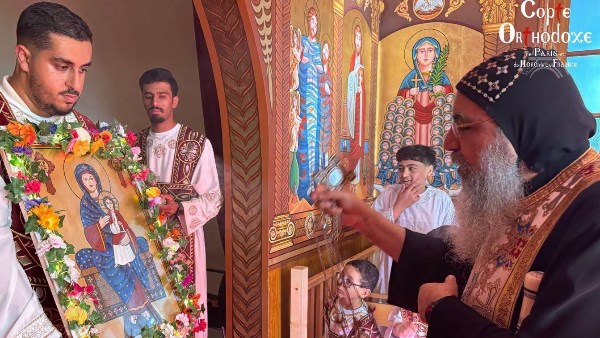 وسط صلوات وتسبيحات.. الأنبا مارك يشارك في نهضة السيدة العذراء بفرنسا