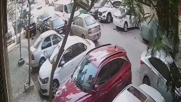 لحظات صادمة في بورسعيد.. فيديو يوثق تحطم 5 سيارات ملاكي إثر حادث ميكروباص