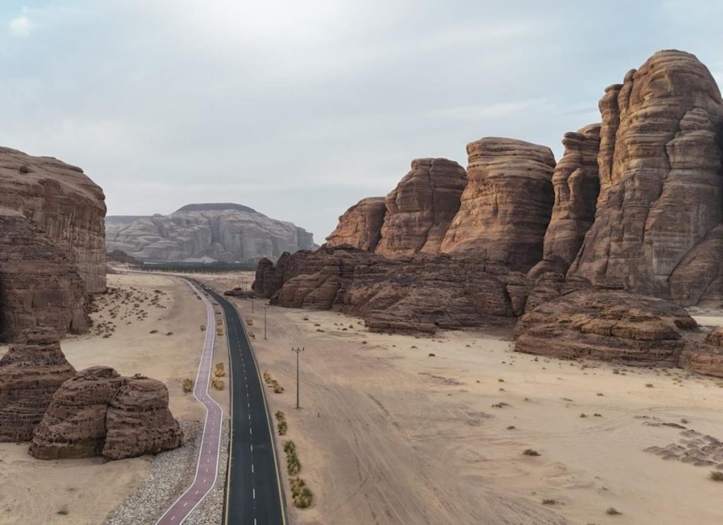 ثلاثة مسارات برية تحول رحلة الوصول إلى العُلا تجربة سياحية متكاملة